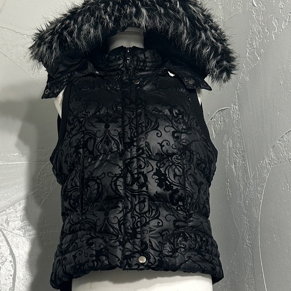 Daytrip Black Floral Women's Vest with Fur Trim - Picture 8 of 12